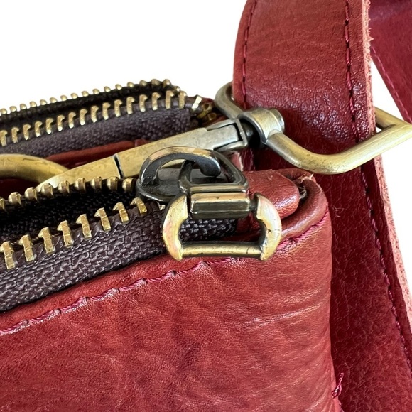 Le Vero Toro Red Leather Crossbody Bag Purse Multi-Compartmental GUC - Picture 11 of 14